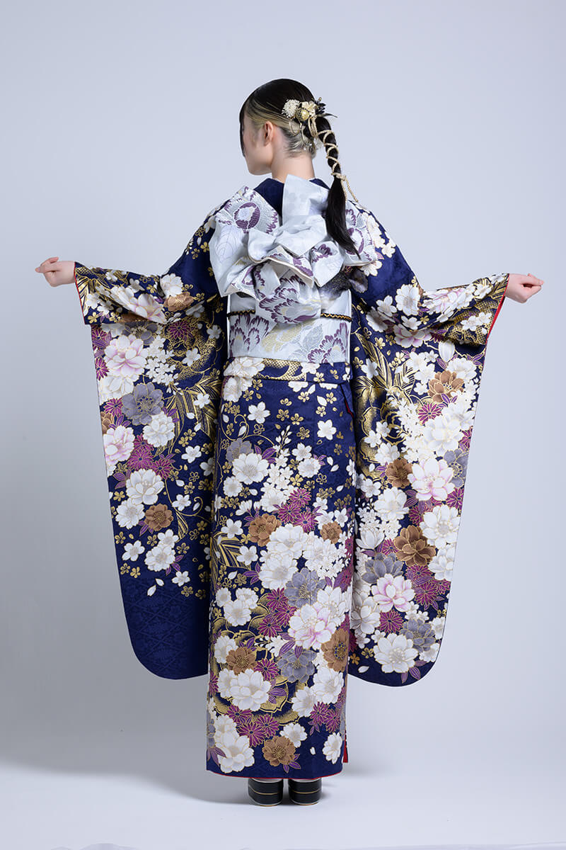 控え目な色使いの毬や四季花が日本の色、藍色を美しく引立てる伝統的で