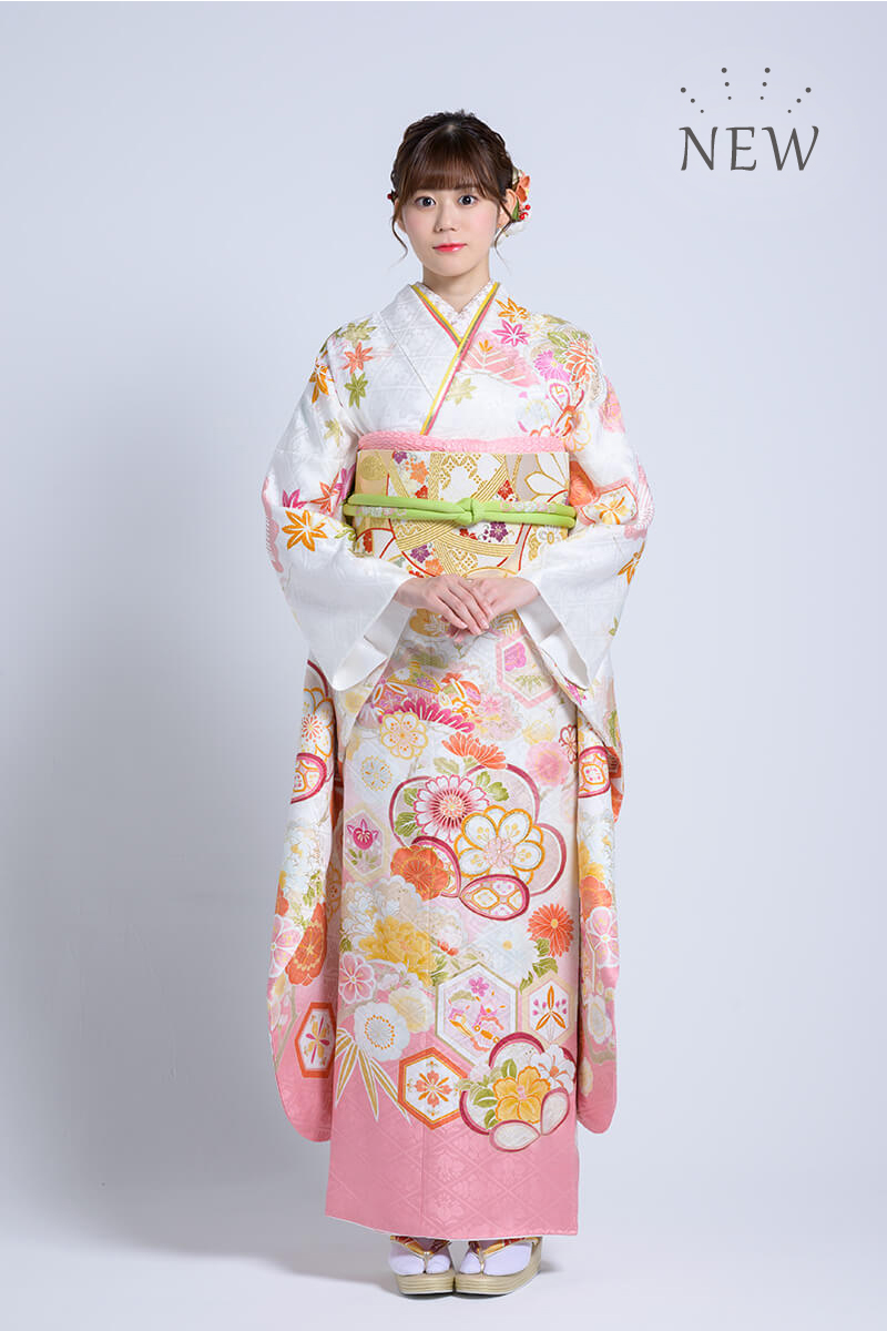 日本の伝統的な吉祥文様の振袖を純白と淡桃色が優しく愛らしい雰囲気に 